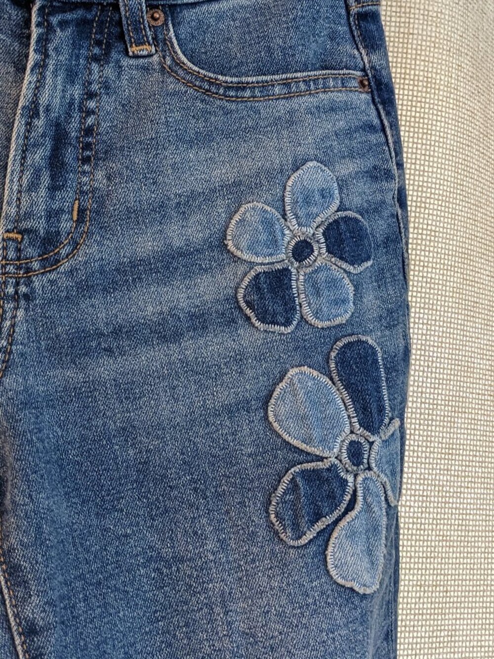 Old Navy, Medium Wash High Rise OG Straight Jean Floral Patches Jeans, Size 0 - Picture 5 of 9